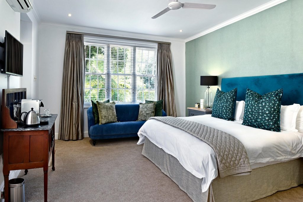 bedroom with ceiling fan