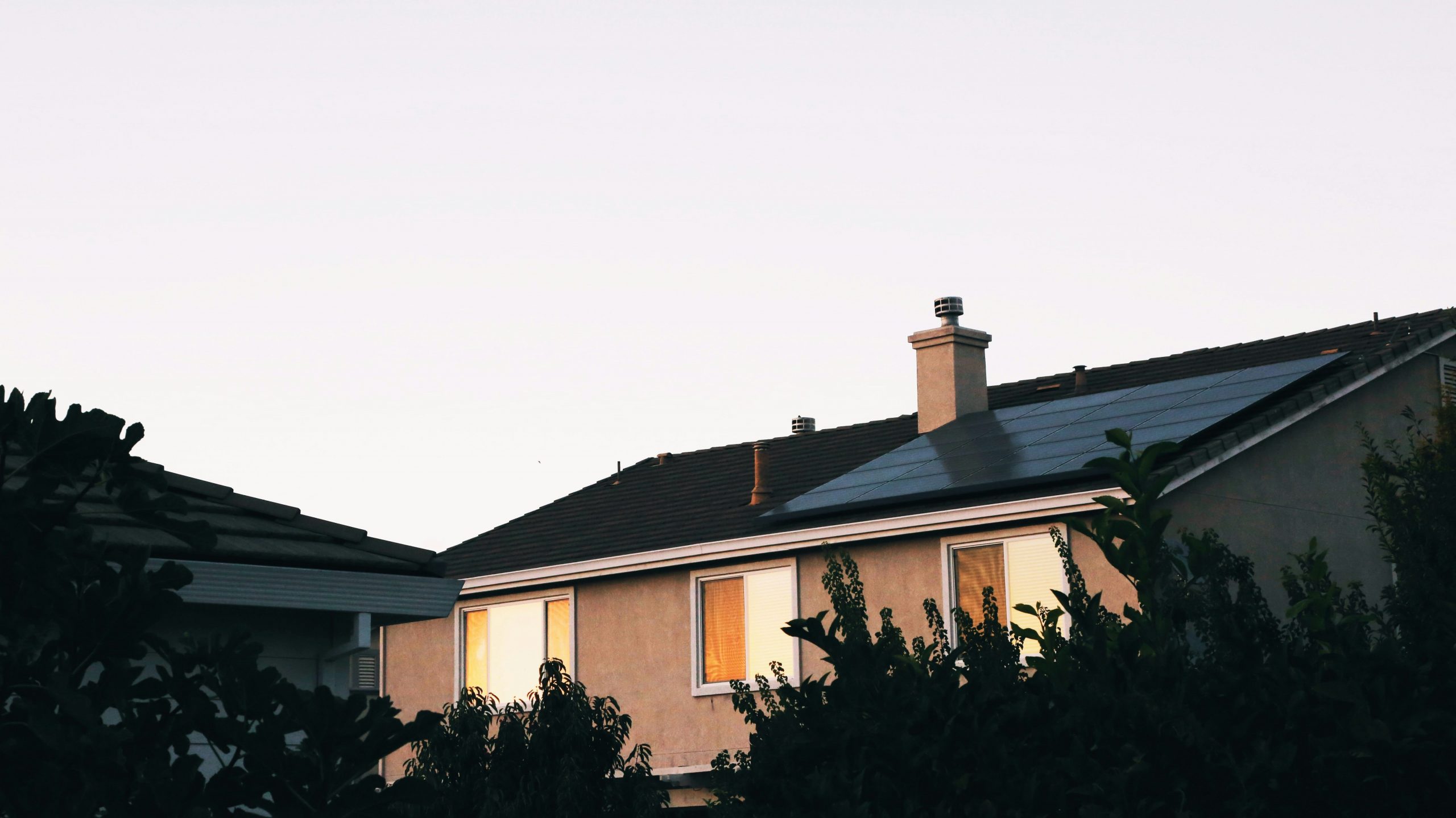Picutre of a home with solar pannels on the roof